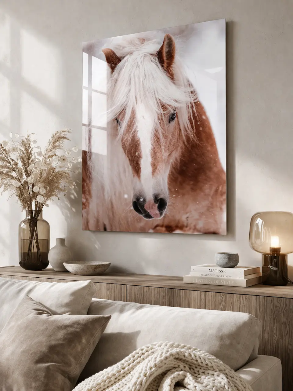 Großformatiges, helles Pferdeporträt als Fine Art Kunstwerk in einem modernen Wohnzimmer über einem Sideboard