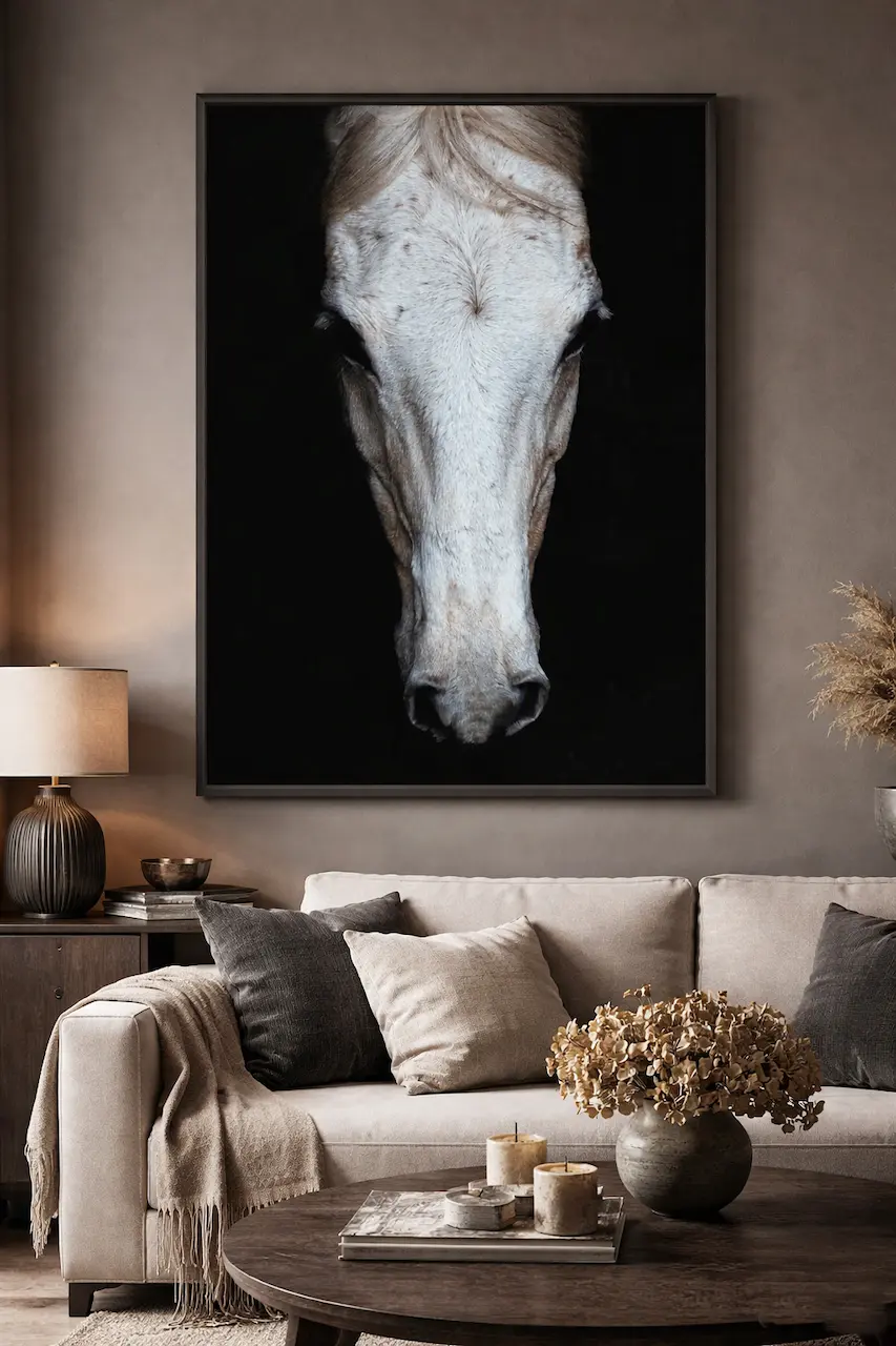 Edles Tierporträt auf schwarzem Hintergrund als Fine Art Wandbild in einem stimmungsvollen, dunklen Interieur